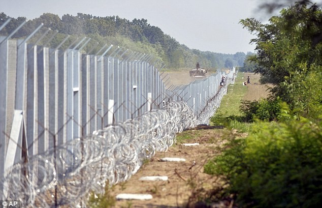 Chính phủ Hungary mới đây đã bỏ tiền ra xây dựng một hàng rào dài 175 km dọc biên giới với Serbia nhưng vẫn không thế chặn  dân di cư xé rào đến từ Trung Đông.